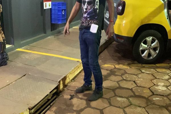 Imagem referente a notícia: "Docinho Chegou": Homem é detido pela Polícia Militar por embriagues ao volante na Rua Paraná