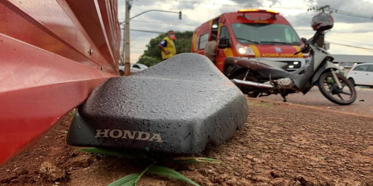 Condutor foge após colidir em moto na Rua Europa em Cascavel