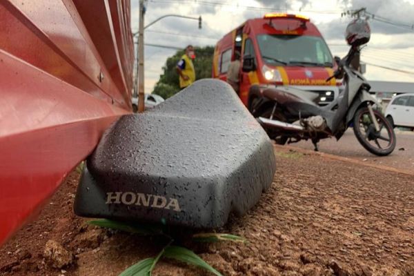 Condutor foge após colidir em moto na Rua Europa em Cascavel
