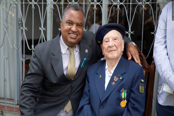 Pracinha Mário Ferroni emociona família ao receber homenagem da Câmara