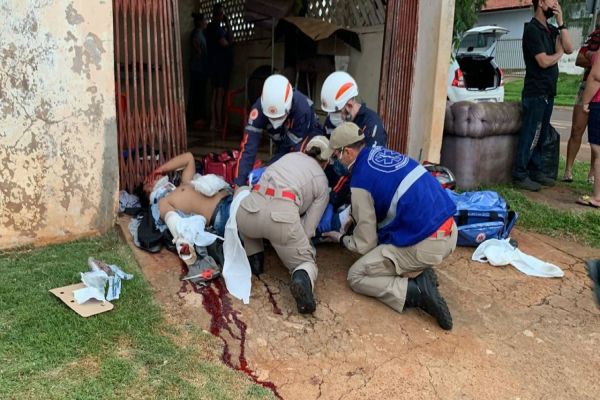 Imagem referente a notícia: Motociclista é arremessado contra residência após forte colisão no Bairro Periolo