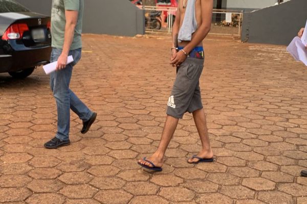 Imagem referente a notícia: Delegacia de Homicídios apreende homem suspeito de homicídio no Bairro Santa Cruz