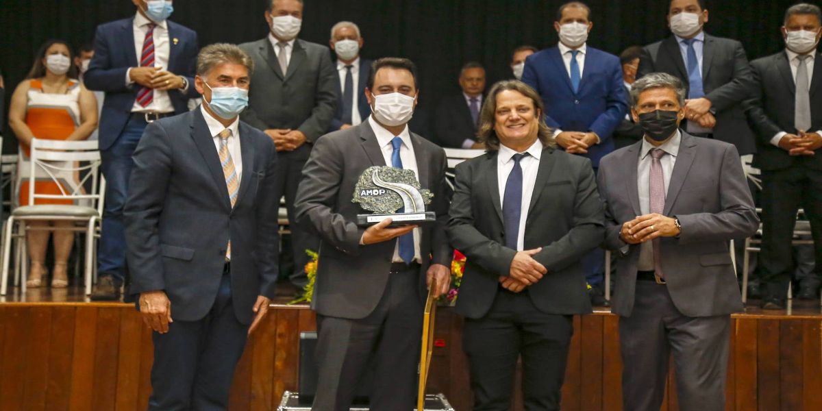 Em Cascavel, governador recebe de prefeitos o título de Benfeitor do Oeste