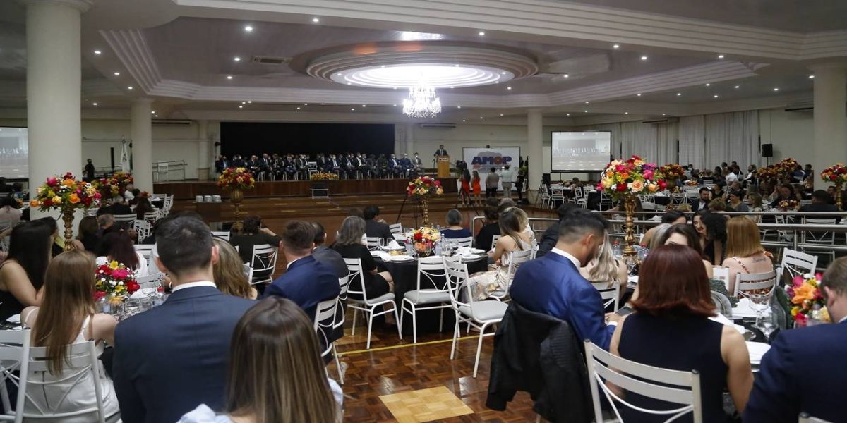 Amop celebra conquistas em noite de homenagens