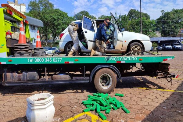 PRF apreende Fiesta carregado com maconha na BR-163 em Cascavel