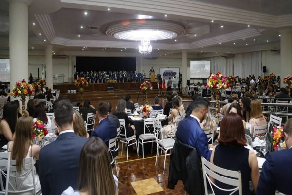 Amop celebra conquistas em noite de homenagens