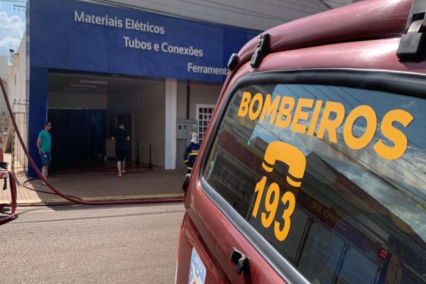 Imagem referente a notícia: Incêndio em edificação é registrado na Rua Osvaldo Cruz, no centro de Cascavel