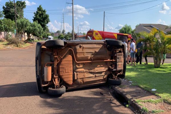 Imagem referente a notícia: Uno tomba após colisão e automóvel causador da batida foge do local no Jardim Clarito