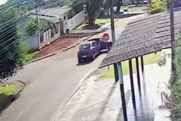 Imagem referente a notícia: Câmera de segurança registra colisão de trânsito seguia de tombamento no Jardim Clarito