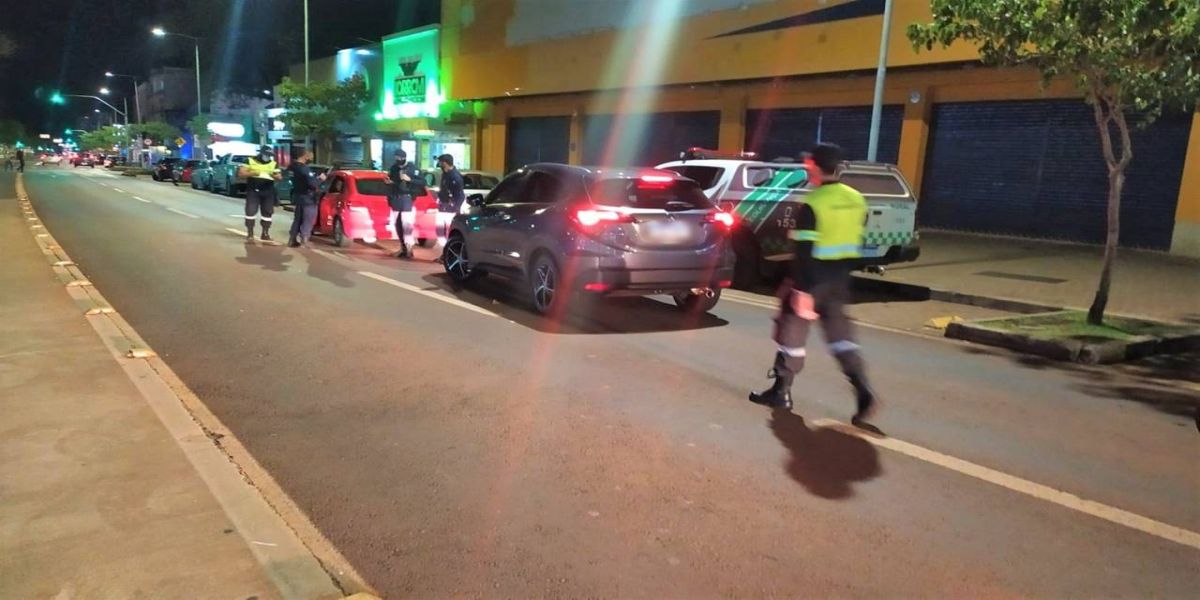 Flagrante de "racha" em blitz na Avenida Brasil resulta na suspensão da CNH dos dois condutores
