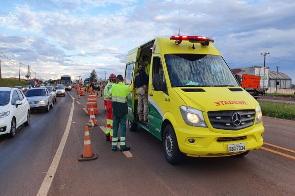 Ciclista fica ferido após colisão de trânsito na BR-277 em Cascavel