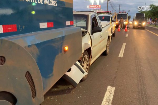 Saveiro colide na traseira de carro-forte na Avenida Barão do Rio Branco em Cascavel