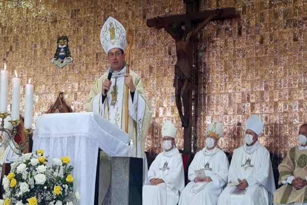 Recém-empossao arcebispo de Cascavel, Dom Adelar é internado após desmaiar em celebração religiosa