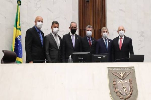 Novos parlamentares tomam posse na Assembleia Legislativa do Paraná