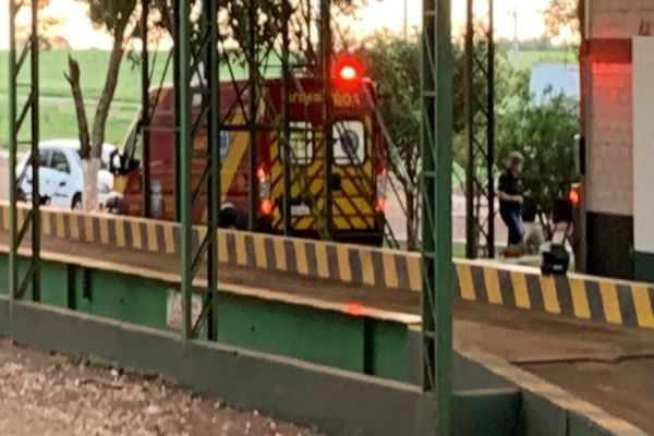 Imagem referente a notícia: Homem sofre queda de três metros de altura em empresa na PR-486