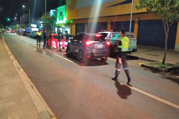 Flagrante de "racha" em blitz na Avenida Brasil resulta na suspensão da CNH dos dois condutores