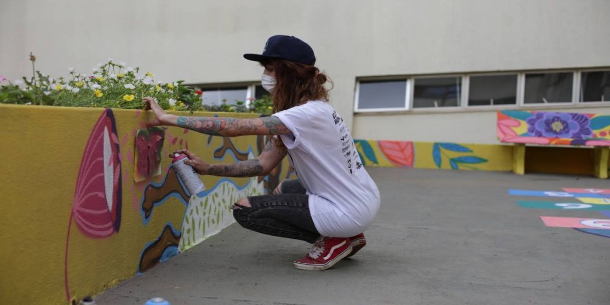 Crianças e adolescentes ajudam a colorir o Huop em oficina de graffiti