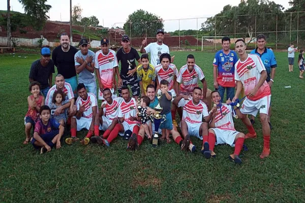 Foto relacionada a notícia: Amigos do Carlinhos vence Netos do Velho Barreiro nos pênaltis e fatura o título da Copa Asepar