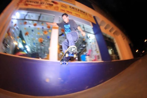 Imagem referente a notícia: Skatista cascavelense lança vídeo com manobras onde explora a arquitetura da cidade