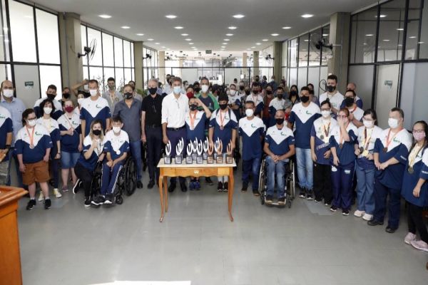 Paranhos entrega troféus a atletas do Paradesporto