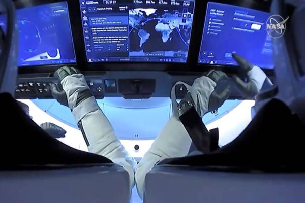 Nova equipe de astronautas chega à Estação Espacial Internacional