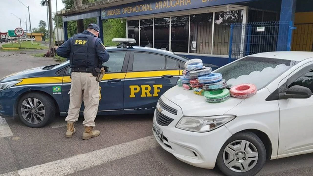 Foto relacionada a notícia: PRF prende duas mulheres que furtavam fios elétricos no Paraná