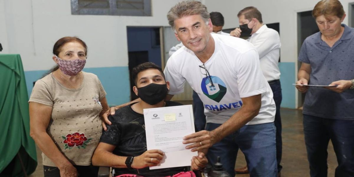 Prefeito Paranhos entrega 293 matrículas para moradores do Tarumã