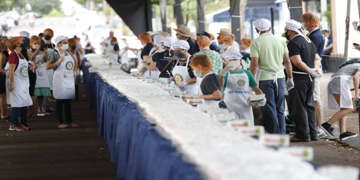 Bolo de 70 metros é distribuído à população para comemorar aniversário de Cascavel