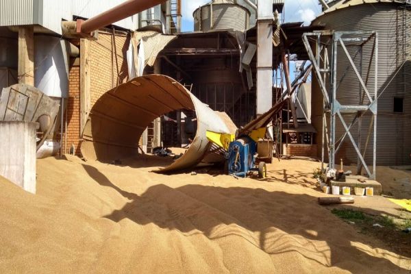 Silo com 80 toneladas de trigo cai e mata duas pessoas
