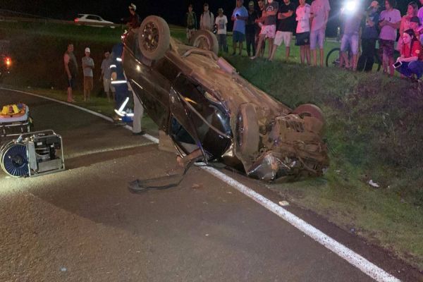 Imagem referente a notícia: Homem fica gravemente ferido após capotar veículo na marginal da BR-277, em Cascavel
