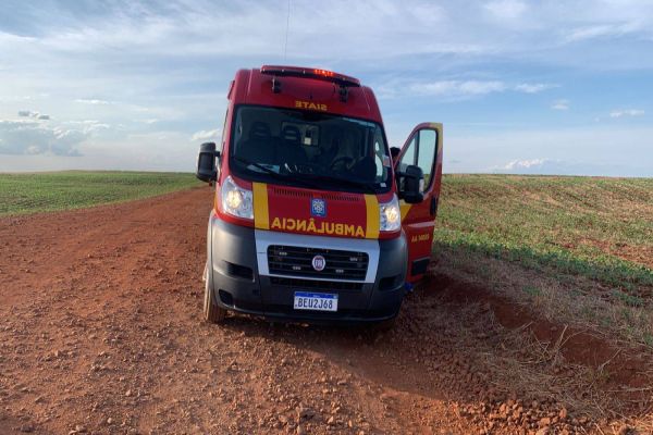 Imagem referente a notícia: Mãe e filha sofrem queda de cavalo após serem fechadas por automóvel em estrada rural em Cascavel