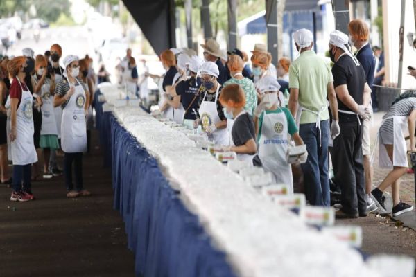 Bolo de 70 metros é distribuído à população para comemorar aniversário de Cascavel