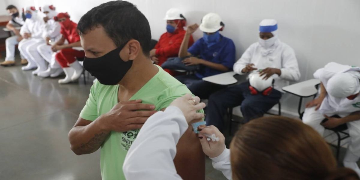 Saúde vacina trabalhadores em frigoríficos de Cascavel