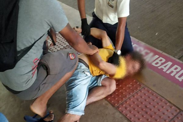 PM detém homem após agredir motorista e danificar para-brisa de ônibus do transporte coletivo
