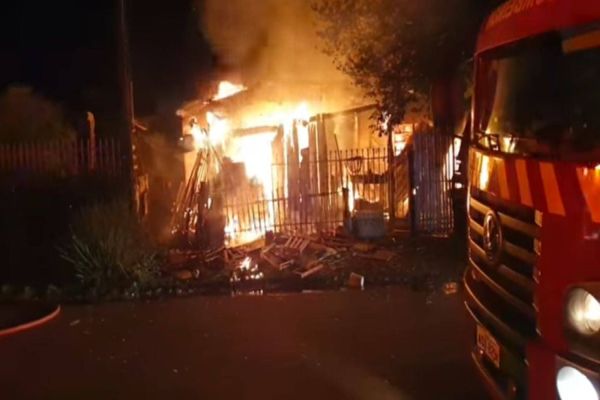 Residência fica totalmente destruída após incêndio no Bairro Interlagos