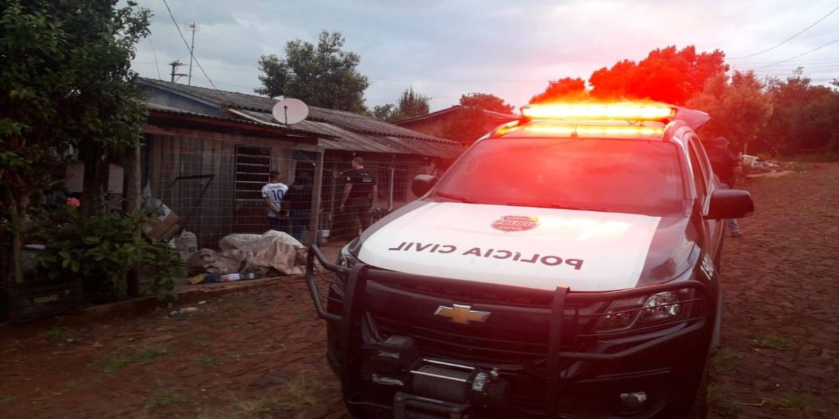 Delegacia de Homicídios prende mãe e filho suspeitos da morte de Ivanei da Rocha