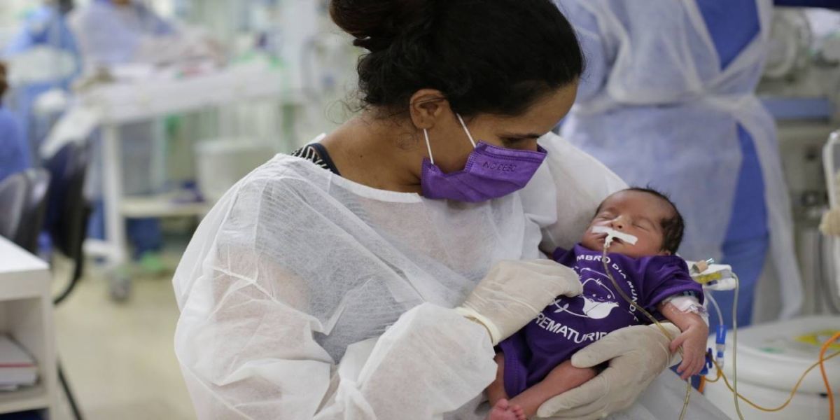 Bebês internados no Huop participam de sessão de foto no mês da prematuridade