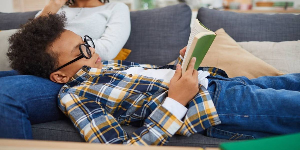 OCDE indica que meninos leem menos: como melhorar esse cenário?