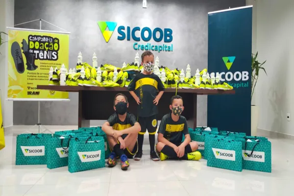 Foto relacionada a notícia: Com mais de 3 mil pares de tênis campanhas de arrecadação de calçados do FC Cascavel chega ao fim