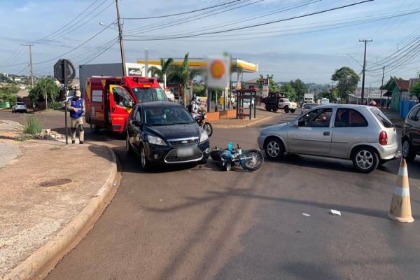 Imagem referente a notícia: Jovem de 20 anos sofre contusão em perna após colisão entre três veículos na Rua Ipanema