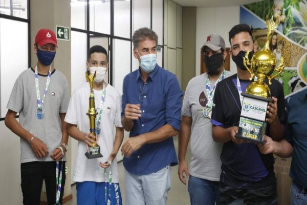 Imagem referente a notícia: Vencedores do 1º Campeonato Municipal de Free Fire recebem troféus e medalhas