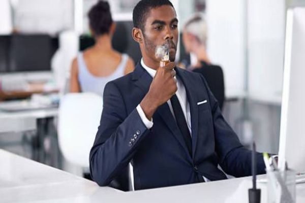 Uso de cigarro eletrônico e narguilé em ambientes fechados é proibido no Paraná