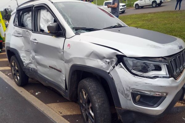 Idosa fica ferida após colisão de trânsito envolvendo Jeep e caminhão na BR-277, no Trevo da Portal