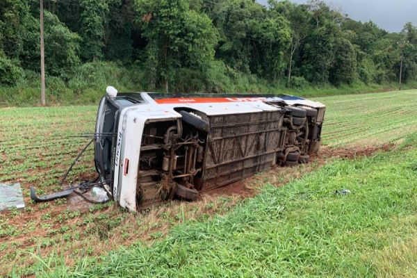 Grave colisão envolvendo três veículos é registrada na BR-277, em Santa Tereza do Oeste