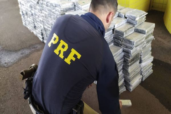 Imagem referente a notícia: Em ação integrada com a Polícia Federal, PRF Paraná realiza a maior apreensão de cocaína