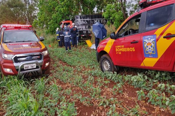 Imagem referente a notícia: Homem fica em estado gravíssimo após colisão traseira entre caminhões na PR-574