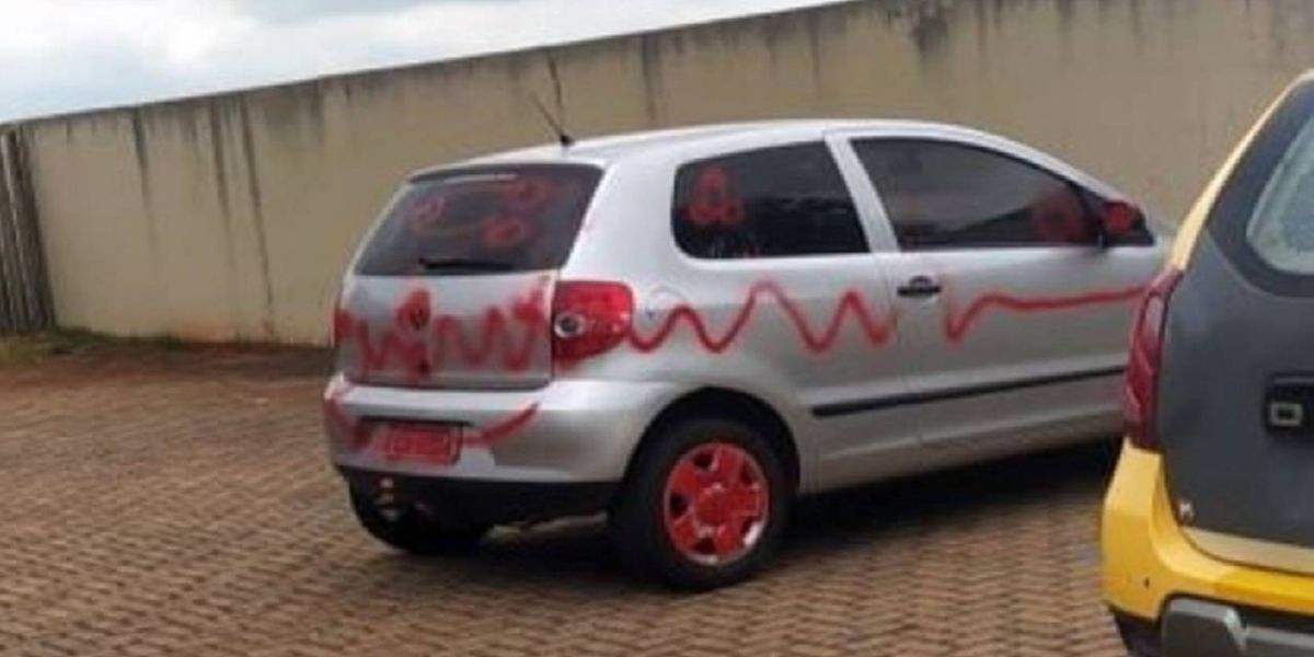 Professora tem veículo pichado em Pato Bragado