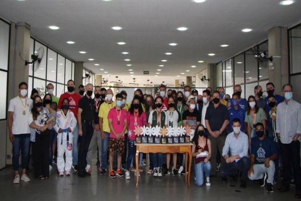 Paranhos entrega troféus para atletas de artes marciais