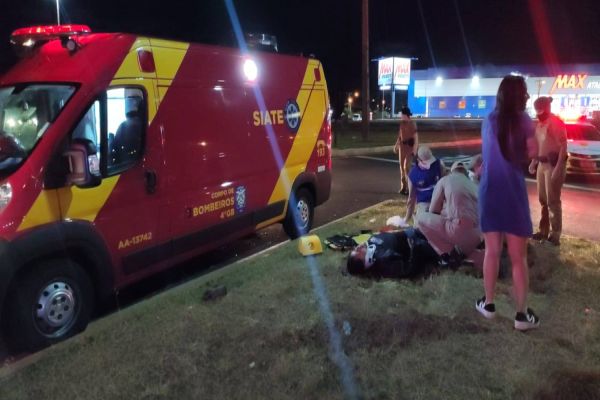 Casal fica em estado grave após forte colisão no Trevo do Guarujá em Cascavel