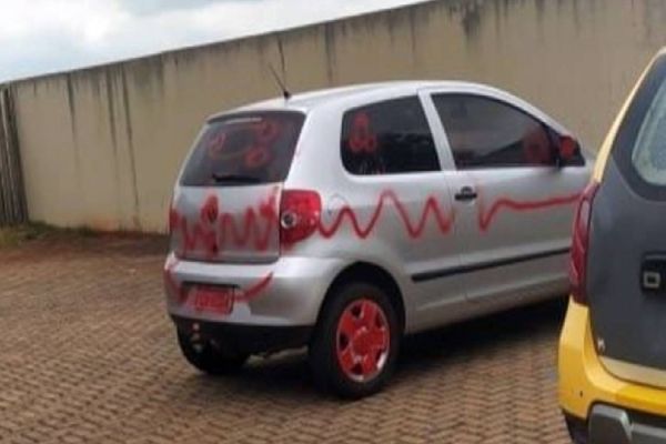 Professora tem veículo pichado em Pato Bragado